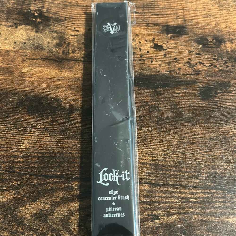 Kat Von D Lock-it edge concealer brush